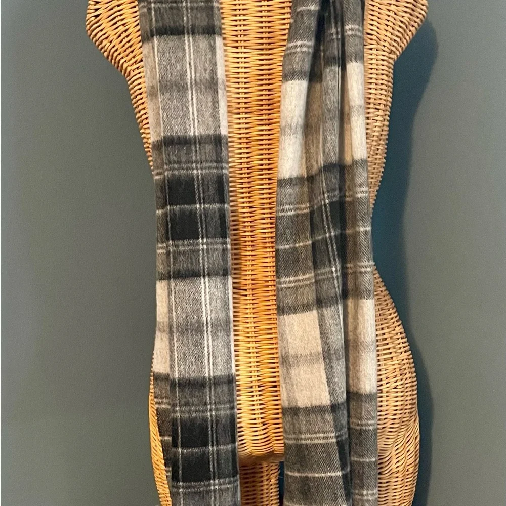 Nordstrom NWT Men’s Shop Wool Plaid Scarf Grey Black & Charcoal. Fringe 12”x78”